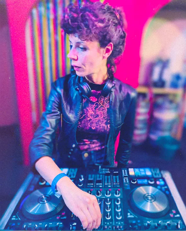 VIVIANE CAVALE