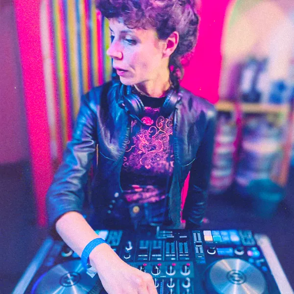 VIVIANE CAVALE